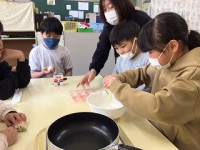 6年5組_学活_池田幸恵_お別れ会（クレープ作り）_3