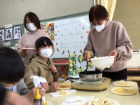 6年5組_学活_池田幸恵_お別れ会（クレープ作り）_14