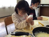 6年5組_学活_池田幸恵_お別れ会（クレープ作り）_15